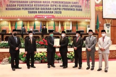 DPRD Provinsi Riau Gelar Rapat Paripurna Dalam Rangka Penyerahan LHP BPK
