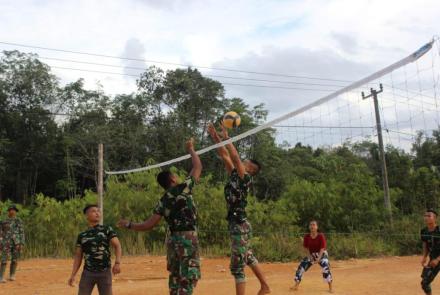 Jaga Kebugaran Tubuh, Satgas TMMD ke 112 Lakukan Olahraga Bersama Warga