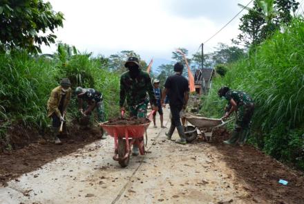 Angkong alat yang sederhana beroda satu namun kegunaannya sangat penting yang selama ini digunakan untuk memperlancar pembangunan fisik TMMD 112 Kodim 0818