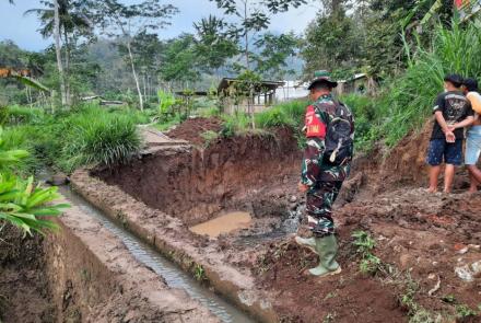 Dan SSK Tinjau Pengerjaan Plat Dekker di TMMD 112