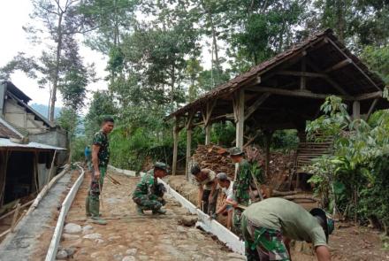 Satgas TMMD Mulai Membuat Mal Untuk Pengecoran Jalan Pemukiman