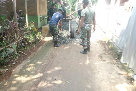  Satgas TMMD Ke-112 Hadir Memperbaiki Jalan Rusak Untuk Meningkatkan Kesejahteraan Masyarakat 
