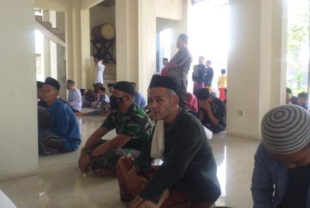 Satgas TMMD Ke 112 Tunaikan Sholat Jumat Bersama Warga