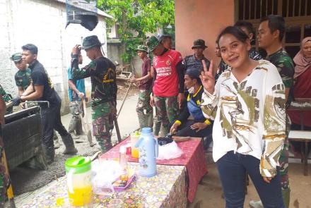 Warga Sukarela Suguhkan Minuman dan Makanan Ringan Buat Satgas TMMD Ke-112