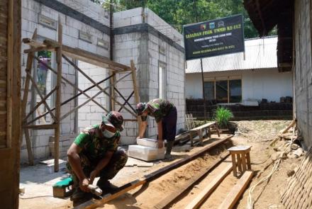 Gerinda Menjadi Alat Pengahalus Kayu di RTLH Ibu Parti