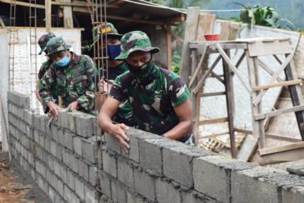 Satgas TMMD Bergotong Royong Bersama Warga Pasang Batako