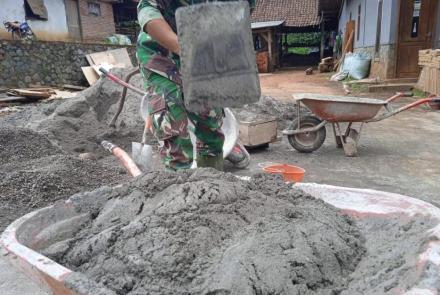 Adonan Campuran Satgas TMMD yang Mantep dan Hebat