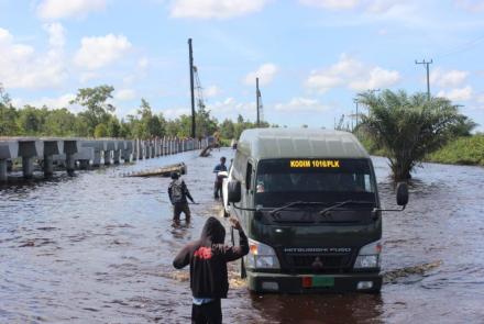 Satgas TMMD Ke-112 Kodim 1016/Palangka Raya Lintasi Daerah Banjir Bukit Rawi