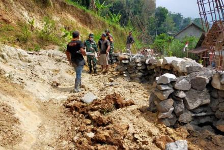 SEMANGAT GOTONG ROYONG TMMD 112 KODIM 0818