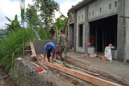 Balok Kayu Untuk Pembangunan Mushola Al-Ikhlas