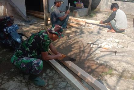 Terlihat Kemahiran Satgas TMMD Dalam Memainkan Gergaji