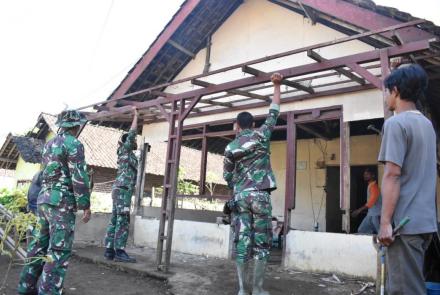 Atap Rumah Lapuk Mulai Sirna