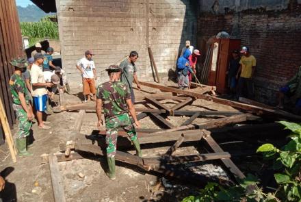 Gotong Royong Terwujud di Pembongkaran Rumah di TMMD 112 Tulungrejo