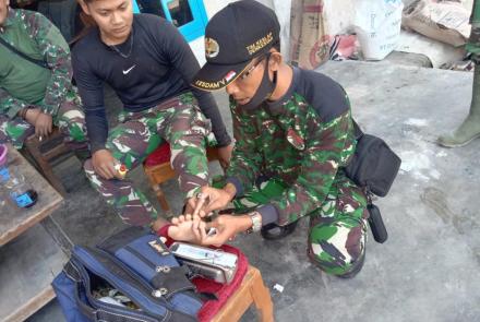 Tim Kesehatan Satgas TMMD 112 Gerak Cepat Menangani Personel yang Terluka di Lokasi
