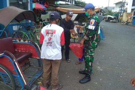 Kodim 0818 Peduli Warga Bagikan Sembako dan Masker 