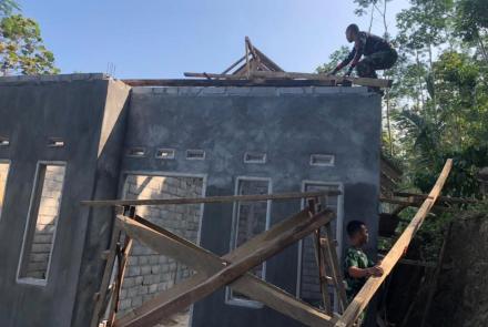 Tak Gentar Satgas TMMD di Naik di RTLH Ibu Sulikah