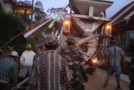 Kendaraan Molen Besar Bantu Percepatan Pengerjaan Drainase