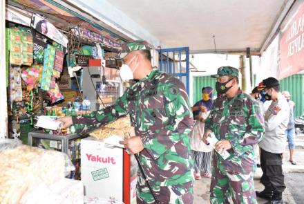 Tekan Laju Covid019, Dandim 0818 Bagika Masker 