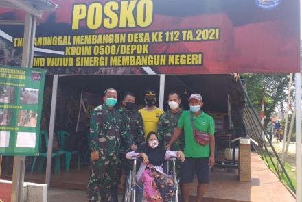 Satgas TMMD Serahkan Bantuan Kursi Roda Buat Warga