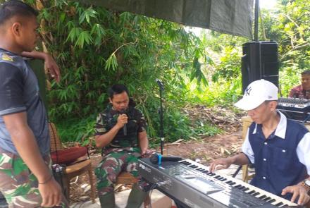 Satgas TMMD Ke-112 Hibur Warga Dengan Organ Tunggal