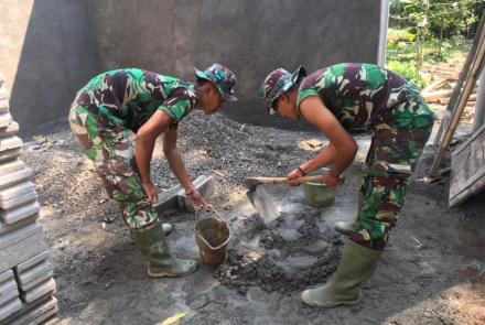 DUET BAJU LORENG KOMPAK ADUK SEMEN TMMD 112 