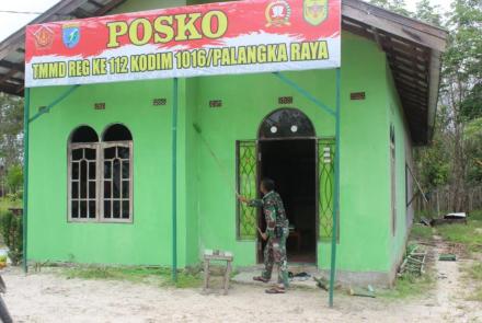Personel Satgas Lakukan Pengecatan Posko TMMD Reguler Ke 112 