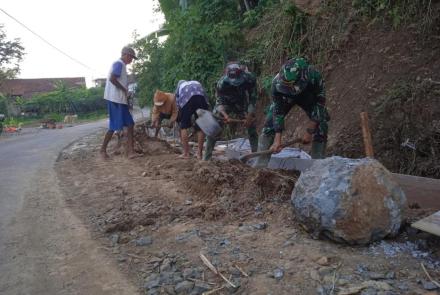 Pagi-Pagi Satgas TMMD 112 Sudah Bermain Cangkul Untuk Kerjakan Drainase