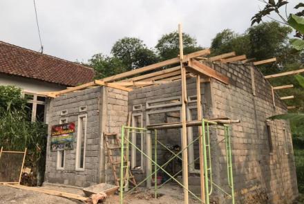Blandar sudah terpasang, sedikit lagi RTLH siap di huni