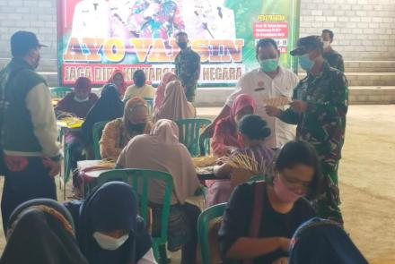 Satgas TMMD 112 Kagumi Kerajinan Tangan Tulungrejo 