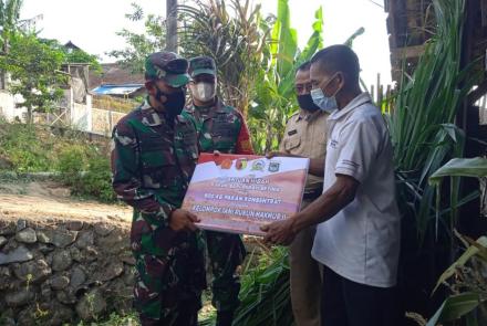 Gandeng Dinas Peternakan Dalam Program TMMD 112, Akhirnya Warga Desa Tulungrejo Mendapat Bantuan Sapi