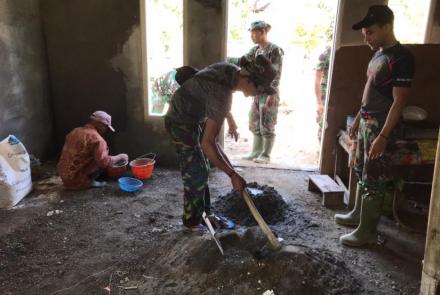 Adonan Plaster Lantai Siap di Lokasi TMMD 112 