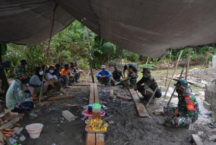 Satgas TMMD Ke 112 Gelar Selamatan Menjelang Pemasangan Atap Pos Kamling