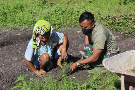 Personel TMMD Bantu Warga Kampuri Bersihkan Kebun