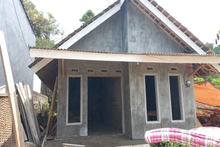 Teras Rumah Ibu Sumiati Tergarap Dengan Apik