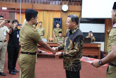 Serah terima SK kepada perwakilan lulusan IPDN angkatan XXIII oleh Plt. Gubernur Bengkulu Rohidin Mersyah