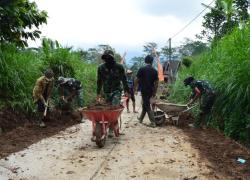 Angkong alat yang sederhana beroda satu namun kegunaannya sangat penting yang selama ini digunakan untuk memperlancar pembangunan fisik TMMD 112 Kodim 0818
